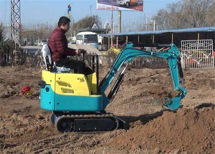 小型挖掘機(jī)使用